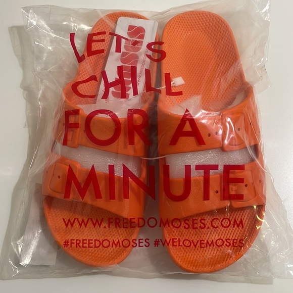 NWT Freedom Moses, Moses 2-Strap Slides Slippers Sandals - Picture 7 of 8